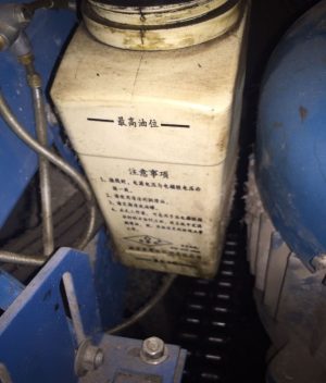 Электромагнитный насос системы смазки цепей, с датчиком потока масла