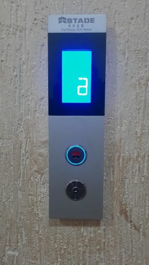 post-vyzova-v-sbore-s-indikatorom-knopkoj-vyzova-i-klyuchevinoj-prioriteta-stancziya-upravleniya-monarch.jpeg Пост вызова в сборе с индикатором, кнопкой вызова и ключевиной приоритета, станция управления Monarch