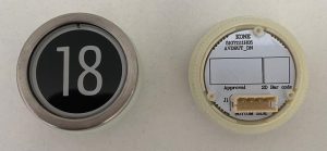 Кнопка приказа круглая, черная поверхность, белая надпись, "18" AVDBUT, KONE